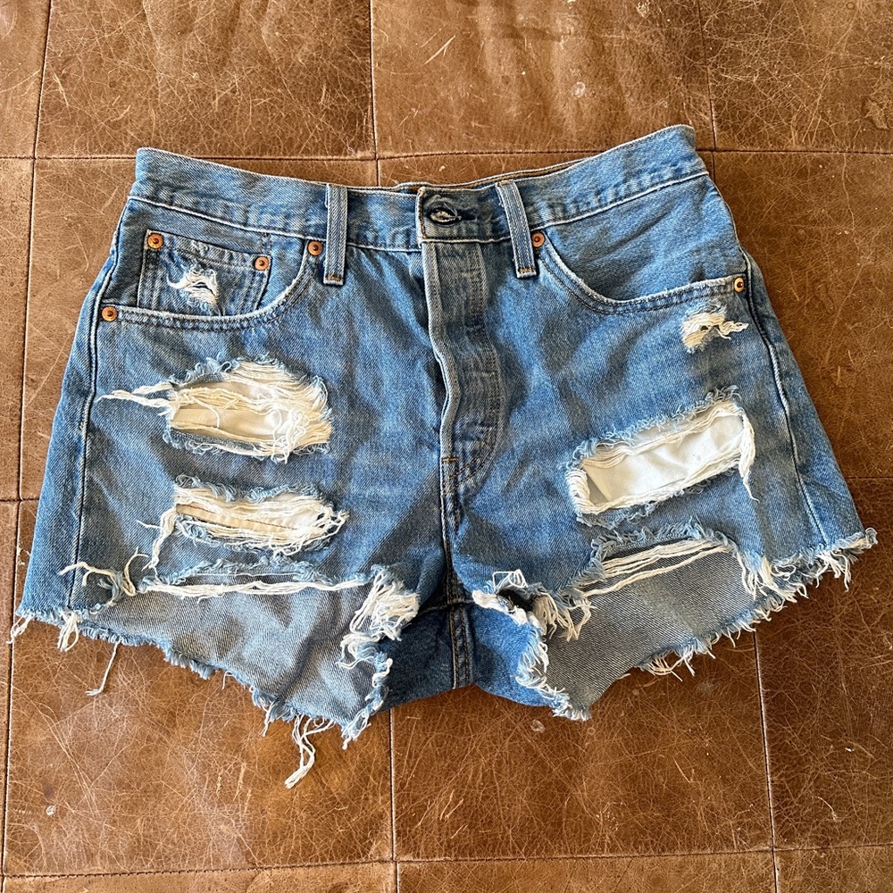 Levi Distressed Shorts Size 8